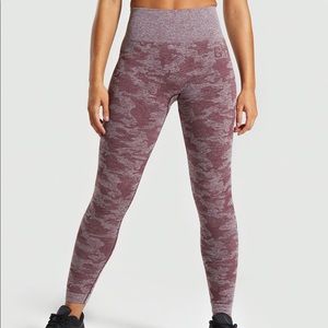 GYMSHARK CAMO SEAMLESS LEGGINGS WINTER BERRY